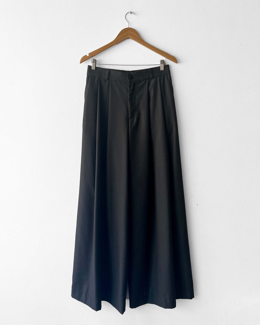 PANTS WITH PLEATS (GREY)