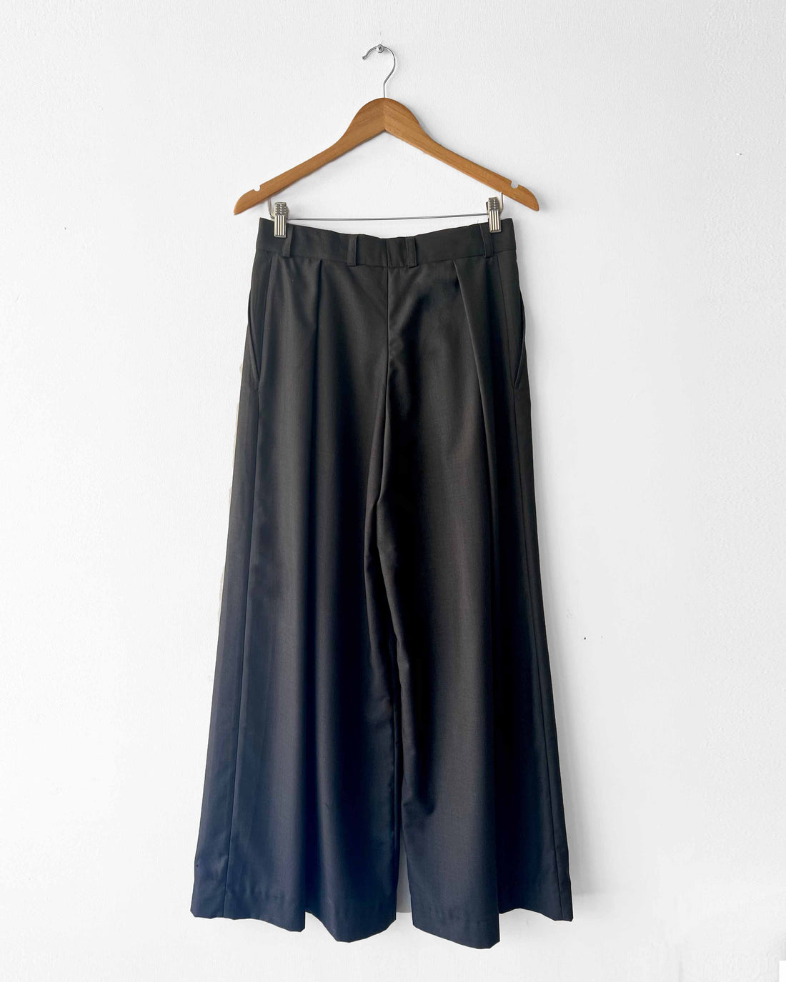 PANTS WITH PLEATS (GREY)