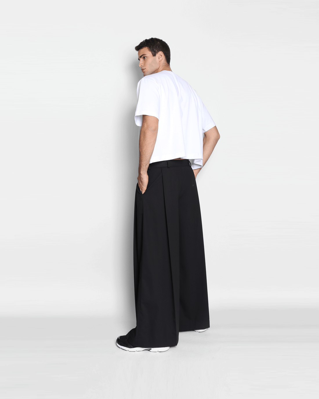 WIDE PANTS WITH THREE PLEATS ( BLACK )